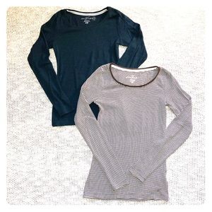 Women’s Set of 2 H&M basic long sleeve tee.